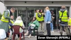 Studenții au blocat intrarea în sediul Radioteleviziunii sârbe. 15 aprilie 2025.