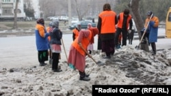 According to one Tajik government source, there have been complaints that the wives of officials don't pull their weight when it comes to doing volunteer work, such as cleaning roads and park maintenance. (file photo)