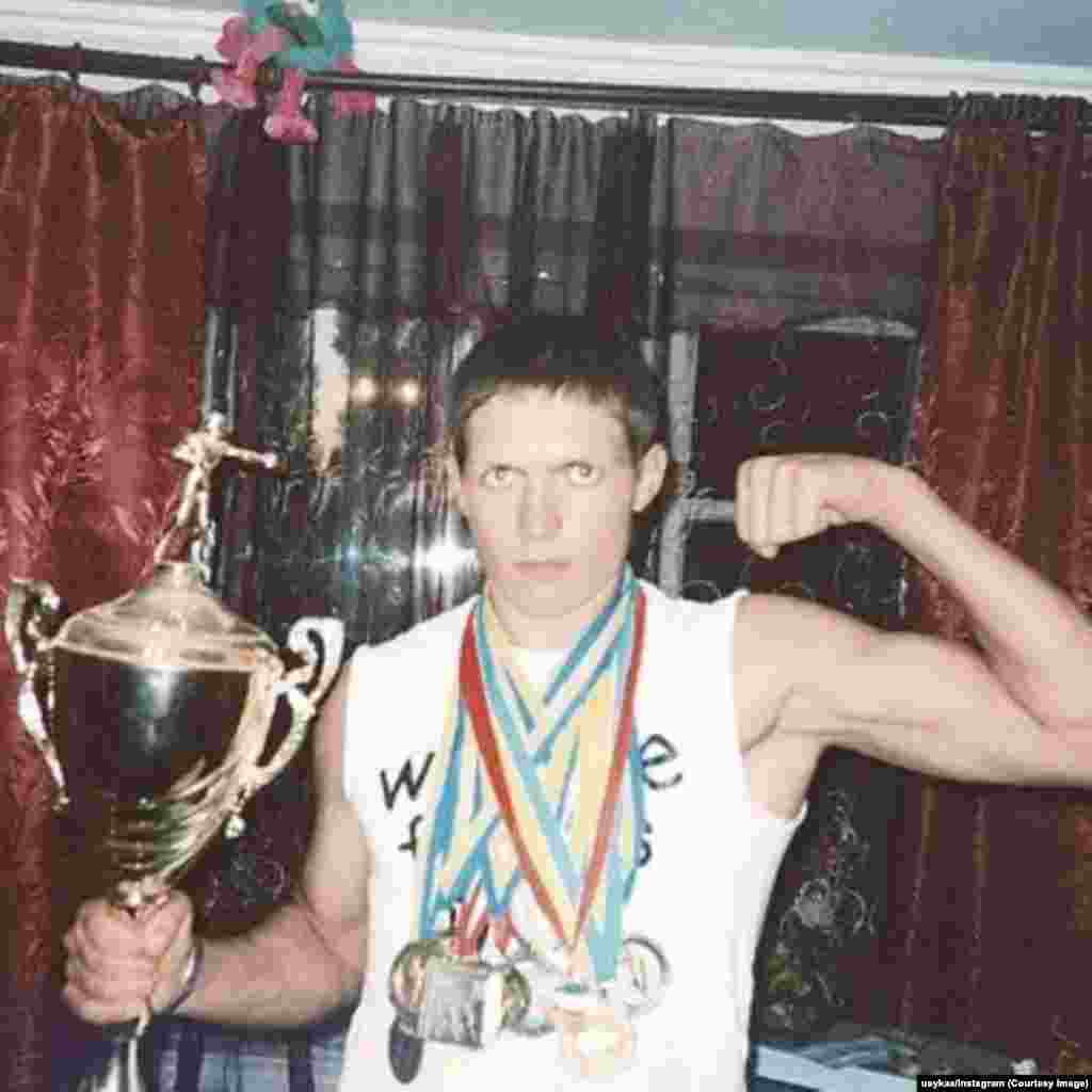 Усик с некоторыми из своих ранних боксерских медалей. Спортсмен рассказывает, что в детстве пообещал матери, что однажды купит большой дом, где вся семья сможет жить вместе. «Этими руками я сделаю все, что в моих силах, чтобы тебе больше не пришлось работать, моя дорогая мама», – сказал он ей