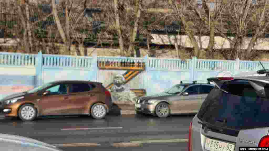 Буква Z (один из символов полномасштабной войны России против Украины) на заборе в Симферополе