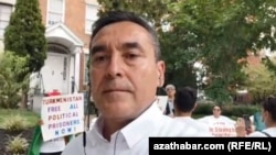 Лидер оппозиционного движения Туркменистана "Демократический выбор Туркменистана" (ДВТ) Мырат Гурбанов, перед посольством Туркменистана в Вашингтоне, 1 сентября, 2020 