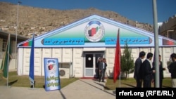 تصویر آرشیف : لویه جرگه ها و نشست های بزرگ ملی در جریان دو دهه گذشته همواره در خیمه بزرگ موسوم به « خیمه لویه جرگه » در پوهنتون پولی‌تخنیک برگزار شده است. 