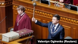 Булава президента України Володимира Зеленського стає важчою після того, як його партія, ймовірно, здобула більшість у парламенті. Президент під час інавгурації 20 травня 2019 року