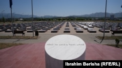 Mbishkrimi "Vendi ku lavdia ruan lirinë", në hyrje të varrezave në Mejë.