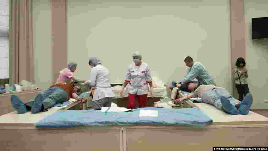 Допомогти пораненим військовим прийшли працівники міністерства, а також всі охочі