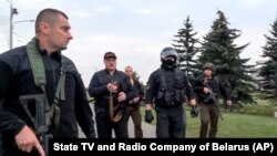 Ինքնաձիգով զինված Ալեքսանդր Լուկաշենկոն նախագահի առանձնատան տարածքում, Մինսկ, 23 օգոստոսի, 2020թ. 