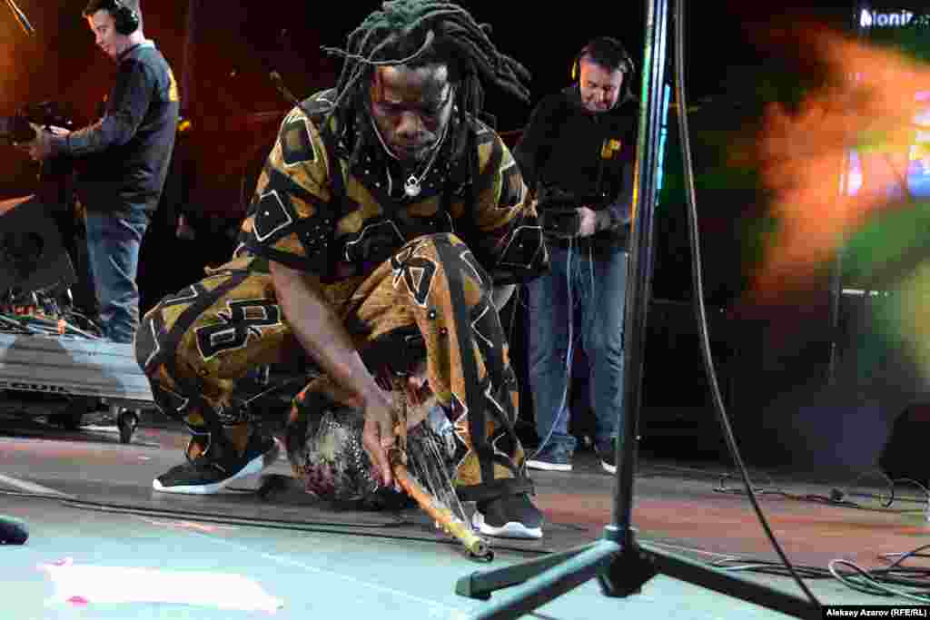 Harouna Samake &ndash; лидер группы Kamale Blues. Он сам родом из африканского государства Мали. В составе его коллектива, исполняющего композиции в стиле groove, Mali blues &amp; mandingo, есть и голландец, и датчанин. Harouna Samake играет на древнем инструменте kamale n'goni и считается виртуозом игры на нем. Публике он демонстрировал умение играть на kamale n'goni в самых разных положениях. Алматы, 25 мая 2019 года.