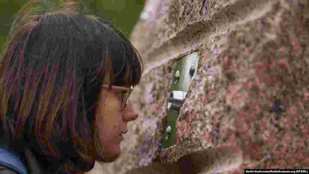 Дослідники з'ясували, на яких саме локаціях стояв автор світлини і встановили там камені