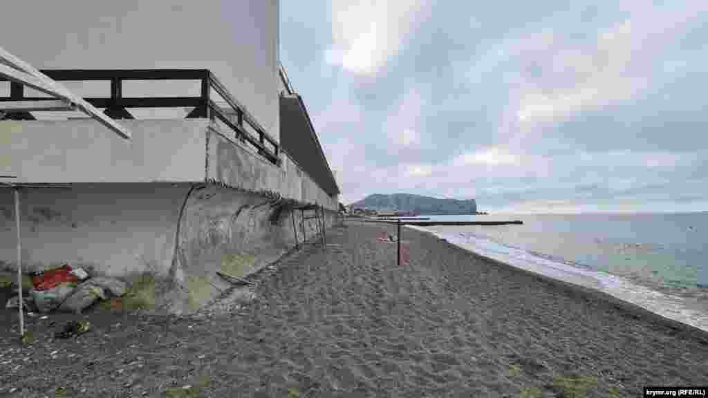 Підприємці продовжують поволі ремонтувати свої об'єкти. Судак, Крим, початок червня 2025 р.