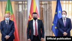 Šef portugalske diplomatije Augusto Santosh Silva, premijer Severne Makedonije Zoran Zaev i evrokomesar za susedsku politiku i proširenje Oliver Varhelji u Skoplju 21. maja 2021. godine