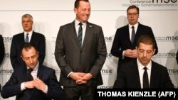 Predstavnici Srbije i Kosova, uz nazočnost Ričarda Grenela, potpisuju izjavu o namerama za obnovu železničkog saobraćaja i završetak autoputa između Beograda i Prištine između ta dva grada