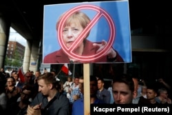 მემარჯვენე ნაციონალ-რადიკალ ატივისტთა აქცია ევროკომისიის წარმომადგენლობასთან, ვარშავაში. 2017 წელი.