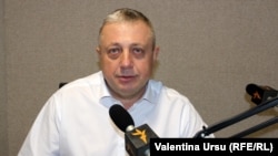 Alexei Tulbure în studioul Europei Libere de la Chișinău 
