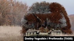 Donetsk bölgəsində "kirpi" zirehi ilə təchiz olunmuş Rusiya tankı.