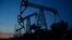 Нафтові насоси на Імілорському родовищі нафти, околиці міста Когалим, січень 2016 року