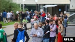 Чарга да ЦВК ў скверы каля Тэатра музкамэдыі