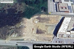 Një imazh satelitor nga qershori i këtij viti - i disponueshëm në Google Earth - tregon fillimin e punimeve, edhe pse në atë kohë investitori nuk i kishte lejet e nevojshme.