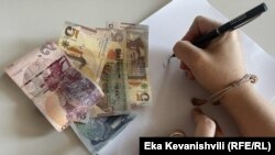 სესხის აღებაც - ქალის სახელით და კაცის იძულებით - არცთუ იშვიათი პრაქტიკაა.