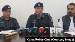 د کواټ ډویژن د پولیسو مشر عباس مجید مروت په پولیس کلب کې خبریالانو ته معلومات ورکوي - د اګست ۱۸مې انځور 