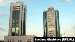 Здания дома правительства и парламента Казахстана. Астана, 16 октября 2011 года. 