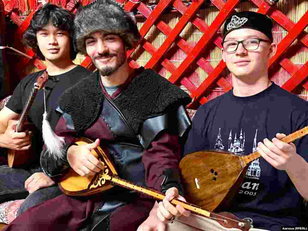 Ә бу &mdash; "Тулпар" думбырачылар төркеме. Ул төрек, татар, монгол яшьләреннән тупланган. Кичәдә алар да чыгыш ясады. Алтын Урда чорына караган көй башкарды, тамак төбе белән җырлау үрнәген күрсәтте.