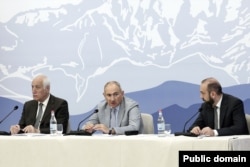 نیکول پاشینیان، نخست‌وزیر ارمنستان (فرد وسط)