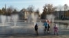 Діти бавляться у фонтані в центрі Маріуполя, осінь 2019 року