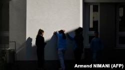 Disa fëmijë duke luajtur kukafshehtas në një shkollë në Gjakovë. Fotografi ilustruese nga arkivi. 