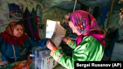 La alegerile din Rusia s-a votat și în avans și prin corespondență și online. În imagine, o femeie votează în avans, în regiunea Tiumen, la circa 2.200 de kilometri de Moscova. 9 septembrie 2021.