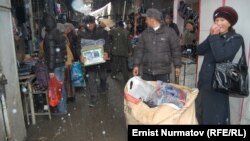 Рынок в Кара-Суу, Ошская область, 10 ноября 2011 года.