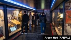Vizitorët duke parë nga afër muzeun.