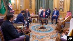 Зустріч Дональда Трампа (у центрі) та Ахмада аш-Шараа (другий ліворуч) відбулася на запрошення кронпринца Саудівської Аравії Мухаммада бін Салмана (крайній праворуч)