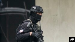 Pripadnik Jedinice žandarmerije RS koji, sem oznaka ove jedinice, na šljemu nosi zastavu Srbije, a na prsima logo strip junaka "Punishera", Istočno Sarajevo, 24. april 2025.