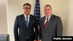 Айбек Молдогазиев жана Дэйвид Гэмбл.