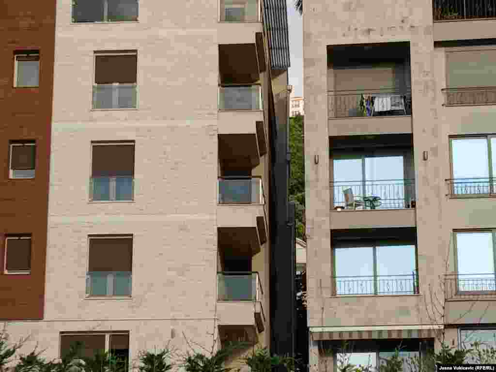 Kako bi se svaki metar prostora iskoristio za gradnju, zgrade se nerijetko grade tako da je pogled sa balkona, umjesto na more, u zid ili stan susjeda.