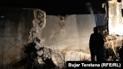 Një person afër kanalit të dëmtuar të ujit në Varragë, komuna e Zubin Potokut, më 29 nëntor 2024.
