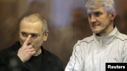 მიხაილ ხოდორკოვსკი (მარჯვნივ) და პლატონ ლებედევი