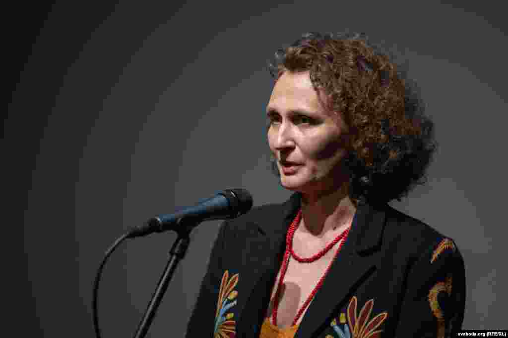 Куратарка выставы Вольга Кліп