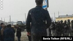 Балықшылар мен полиция қақтығысынан соң ауылға әкелінген арнайы жасақ. Атырау облысы Исатай ауданы Жанбай ауылы, 3 сәуір 2017 жыл.  