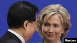 هیلاری کلینتون، وزیر خارجه آمریکا، در کنار هو جین‌تائو، رئیس جمهور چین