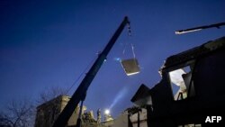 Рятувальники розчищають завали ліцею після російського удару в Нікополі, 11 жовтня 2023 року