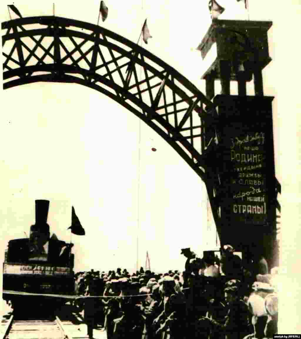 Согуштан кайткан жоокерлерди тосуп алуу. Фрунзедеги темир жол бекети. 1945-жыл.&nbsp;​