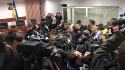 На суді у справі Гандзюк з’явилися плакати «Хто замовив Мангера?» – відео