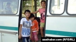 Daşoguzda şäherara awtobuslarynyň esasy ýolagçylaryny pagta meýdanlaryna alnyp barylýan mekdep okuwçylary we býujet işgärleri düzýärler.