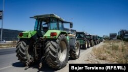 Bujqit kosovarë rreshtojnë traktorët e tyre në një protestë kundër çmimit të ulët të grurit, 2 korrik.