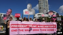 تصویری از تجمع خانواده‌های گروگان‌ها در دومین سالروز هفتم اکتبر، تل‌آویو