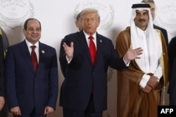 Președintele egiptean Abdel Fattah al-Sisi (stânga), președintele american Donald Trump și emirul Qatarului, șeicul Tamim bin Hamad al-Thani.