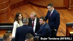 Deputetë gjatë një seance konstituive të Kuvendit të Kosovës.