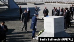 Aleksandar Vučić, tadašnji premijer Srbije, odaje počast srebreničkim žrtvama u Memorijalnom centru Potočari u novembru 2015.