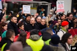 Iulia Navalnîia (în centru) și politicianul rus de opoziție Vladimir Kara-Murza, la demonstrația „Opriți-l pe Putin!, Opriți războiul! Libertate pentru prizonierii politici!” de la Berlin, din 17 noiembrie 2024.